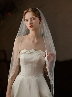 Elegant Mid-Long Bridal Veil with Applique Detailing