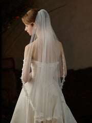 Elegant Mid-Long Bridal Veil with Applique Detailing