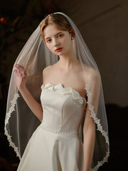 Elegant Mid-Long Bridal Veil with Applique Detailing